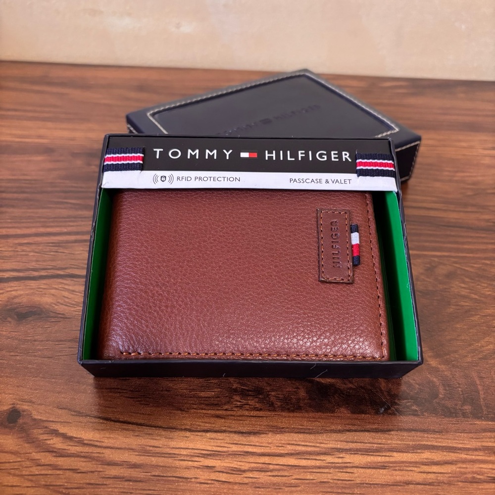 Men’s Tan Colored Tommy Hilfiger Wallet Passcase & Valet